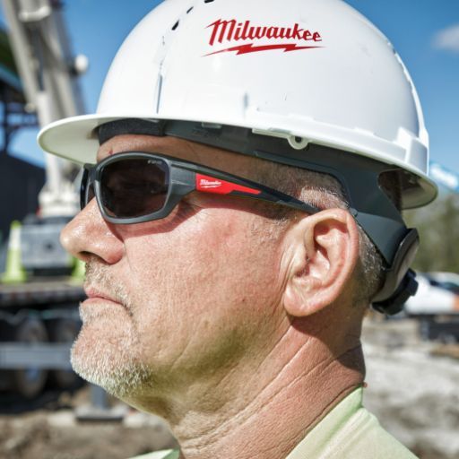 MILWAUKEE PERFORMANCE TINTED SAFETY GLASSES -1PC