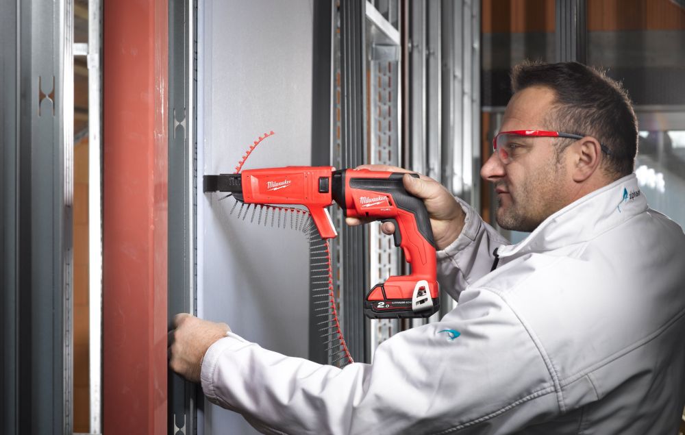 MILWAUKEE M18 FUEL SCREW GUN WITH A COLLATED ATTACHMENT KIT,2X2.0AH BAT PACKS, M12-18 FC CHR, HD BO|[M18FSGC-202X]