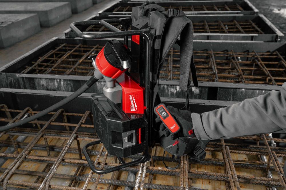 MILWAUKEE MX FUEL BACKPACK CONCRETE VIBRATOR [MXFCVBP-602] with 2 x MXFXC406 BATERY PACK & MXF C CHARGER