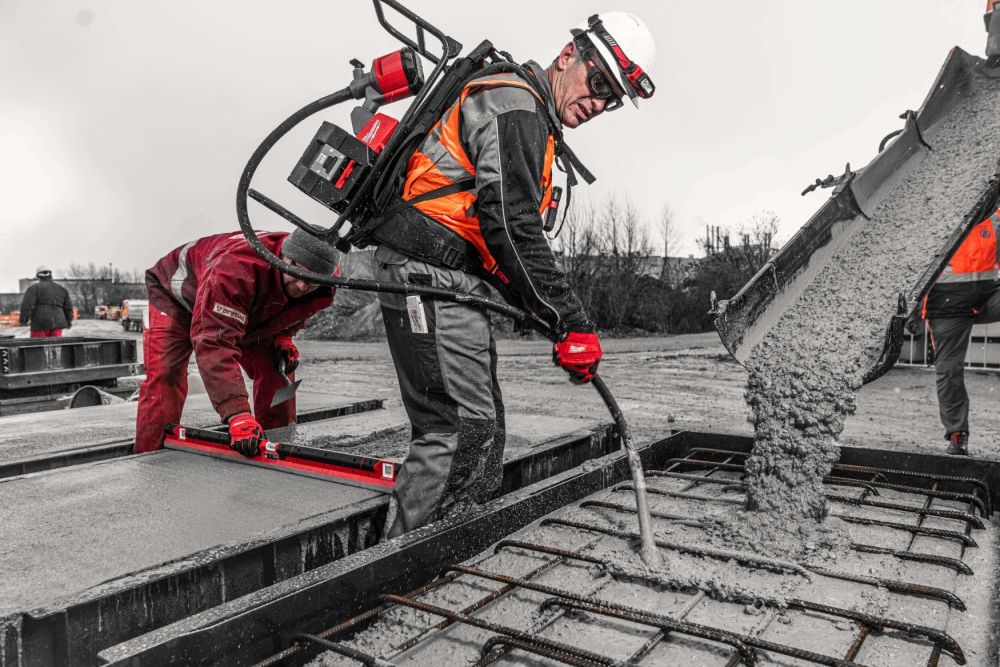 MILWAUKEE MX FUEL BACKPACK CONCRETE VIBRATOR [MXFCVBP-602] with 2 x MXFXC406 BATERY PACK & MXF C CHARGER