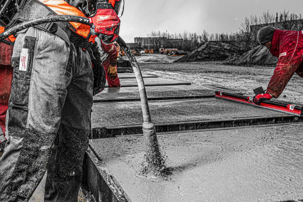 MILWAUKEE MX FUEL BACKPACK CONCRETE VIBRATOR [MXFCVBP-602] with 2 x MXFXC406 BATERY PACK & MXF C CHARGER