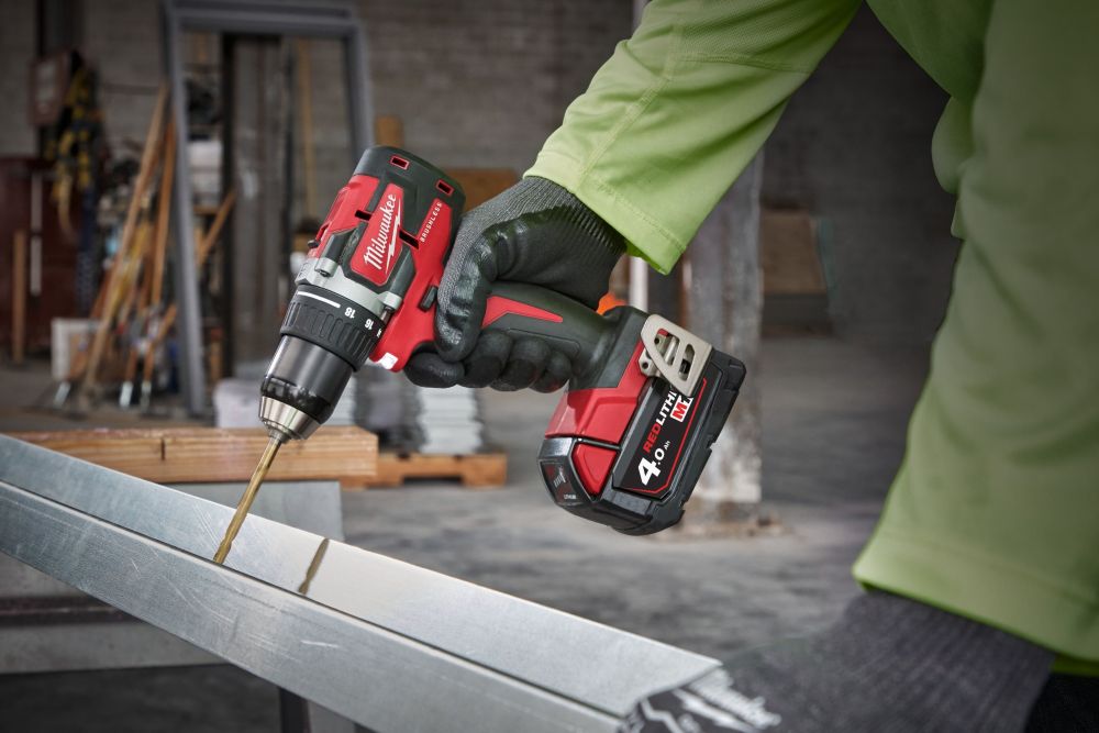 MILWAUKEE M18 COMPACT BRUSHLESS DRILL DRIVER KIT, 2 X 2.0 AH BATTERY PACKS, M12-18 C CHARGER, KITBOX