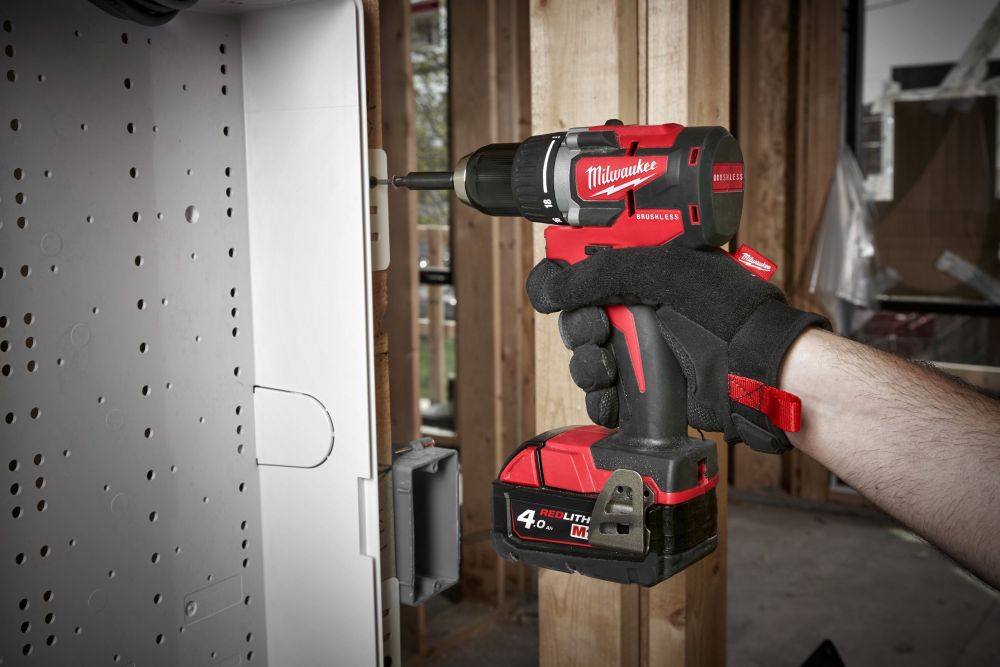 MILWAUKEE M18 COMPACT BRUSHLESS DRILL DRIVER KIT, 2 X 2.0 AH BATTERY PACKS, M12-18 C CHARGER, KITBOX