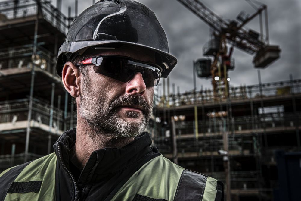 MILWAUKEE TINTED SAFETY GLASSES -1PC