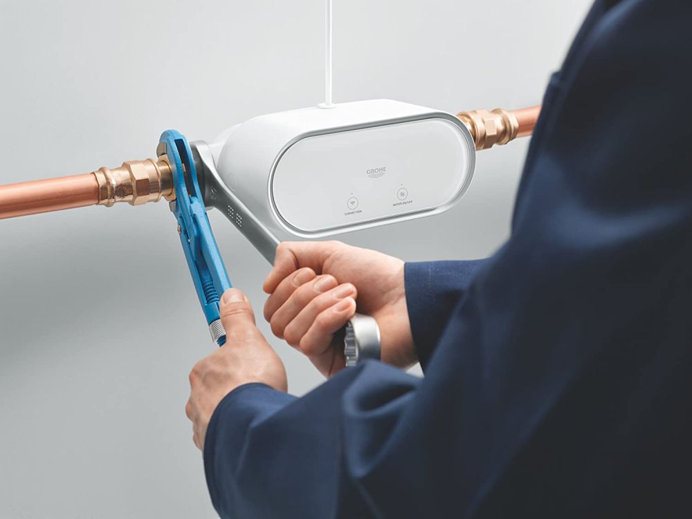 GROHE SENSE KIT: 1 GROHE SENSE GUARD SMART WATER CONTROLLER, 3 GROHE SENSE SMART WATER SENSOR, WHITE